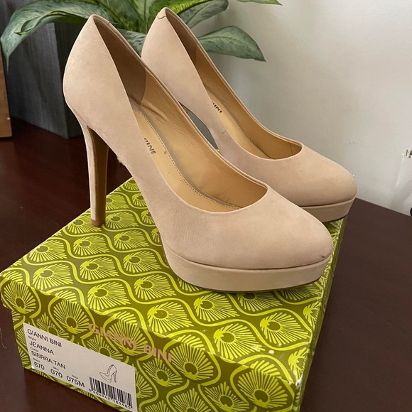 Gianni Bini Nude Heels Size 7.5M - Picture 2 of 2